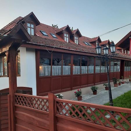 Hat Testvér Fogadó Domsod Esterno foto