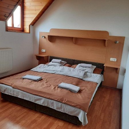 Hat Testvér Fogadó Domsod Esterno foto