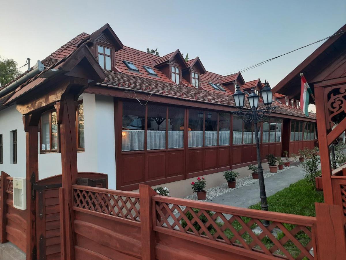 Hat Testvér Fogadó Domsod Esterno foto
