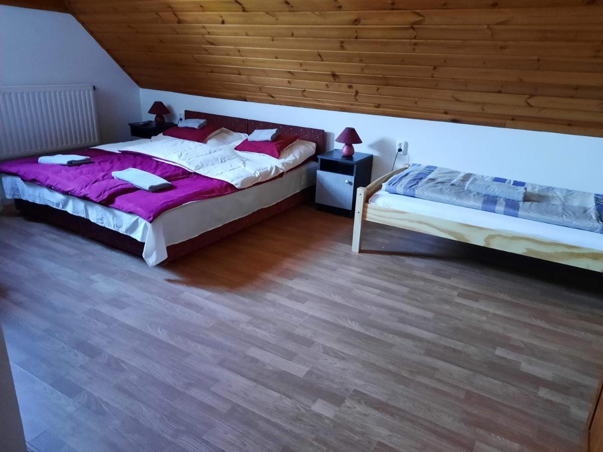 Hat Testvér Fogadó Domsod Esterno foto
