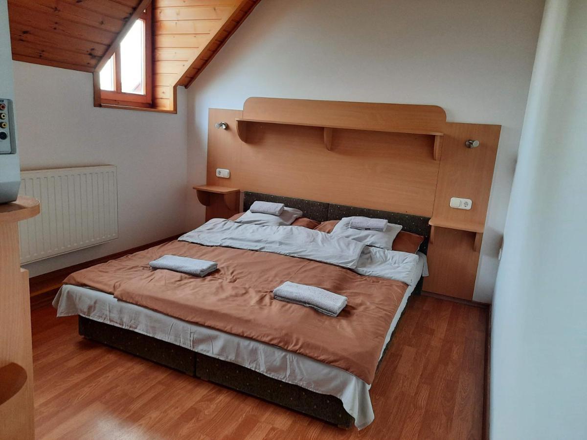 Hat Testvér Fogadó Domsod Esterno foto