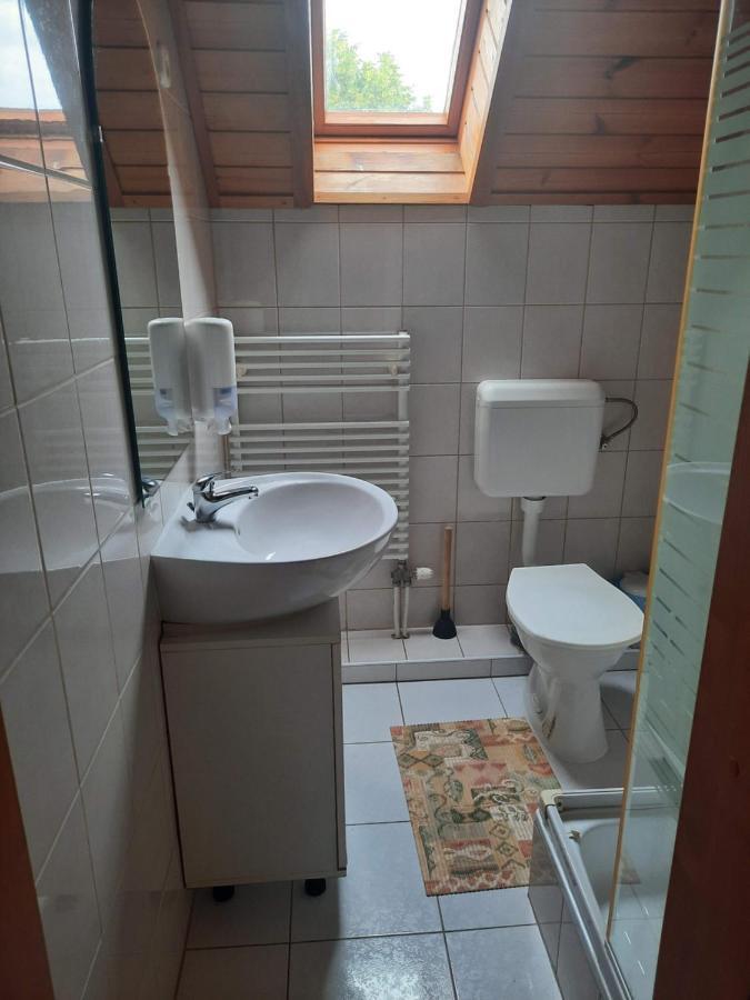 Hat Testvér Fogadó Domsod Esterno foto